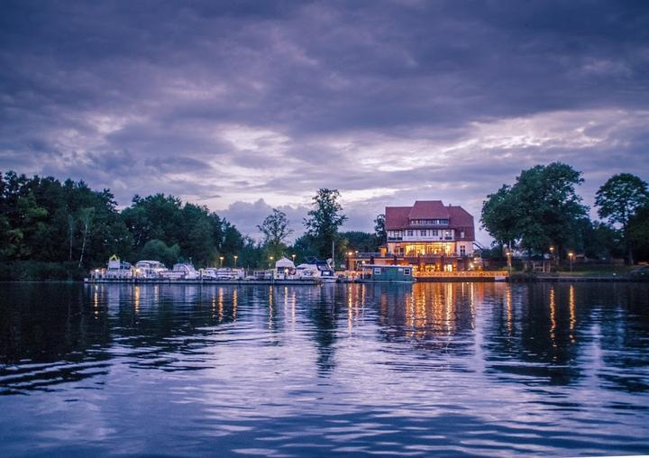 Villa am See - Klubhaus & Hafen